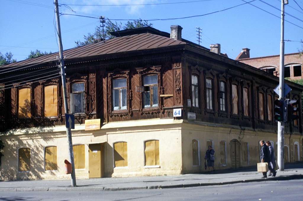 Малышева 16 - Сакко и Ванцетти 64, Екатеринбург (Malysheva Street, 16, Yekaterinburg). Дом снесён в 2000-х годах. Фото: 1999 год.